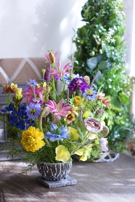 百花繚乱！春の華やかアレンジメント