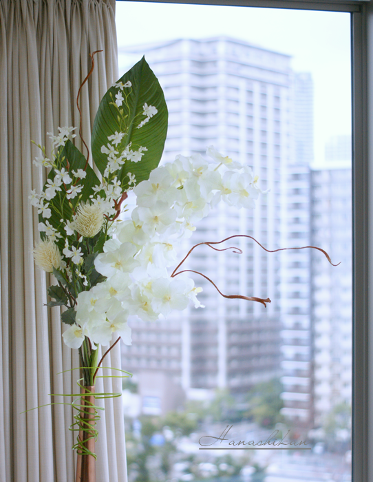 ラン系のお花を使ったスタイリッシュなアレンジメント